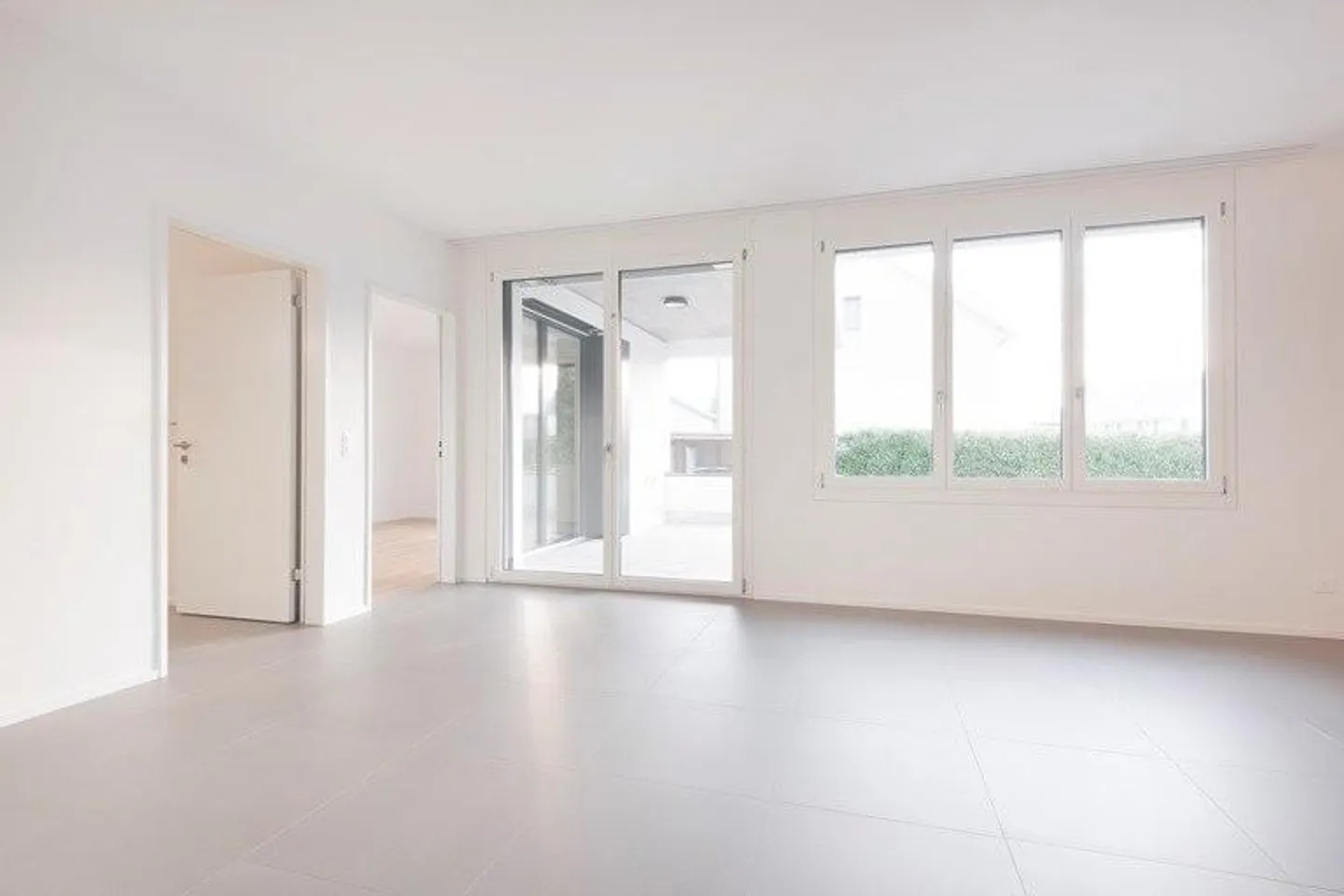 Modern apartment with garden seating area - Photo 5 of 10