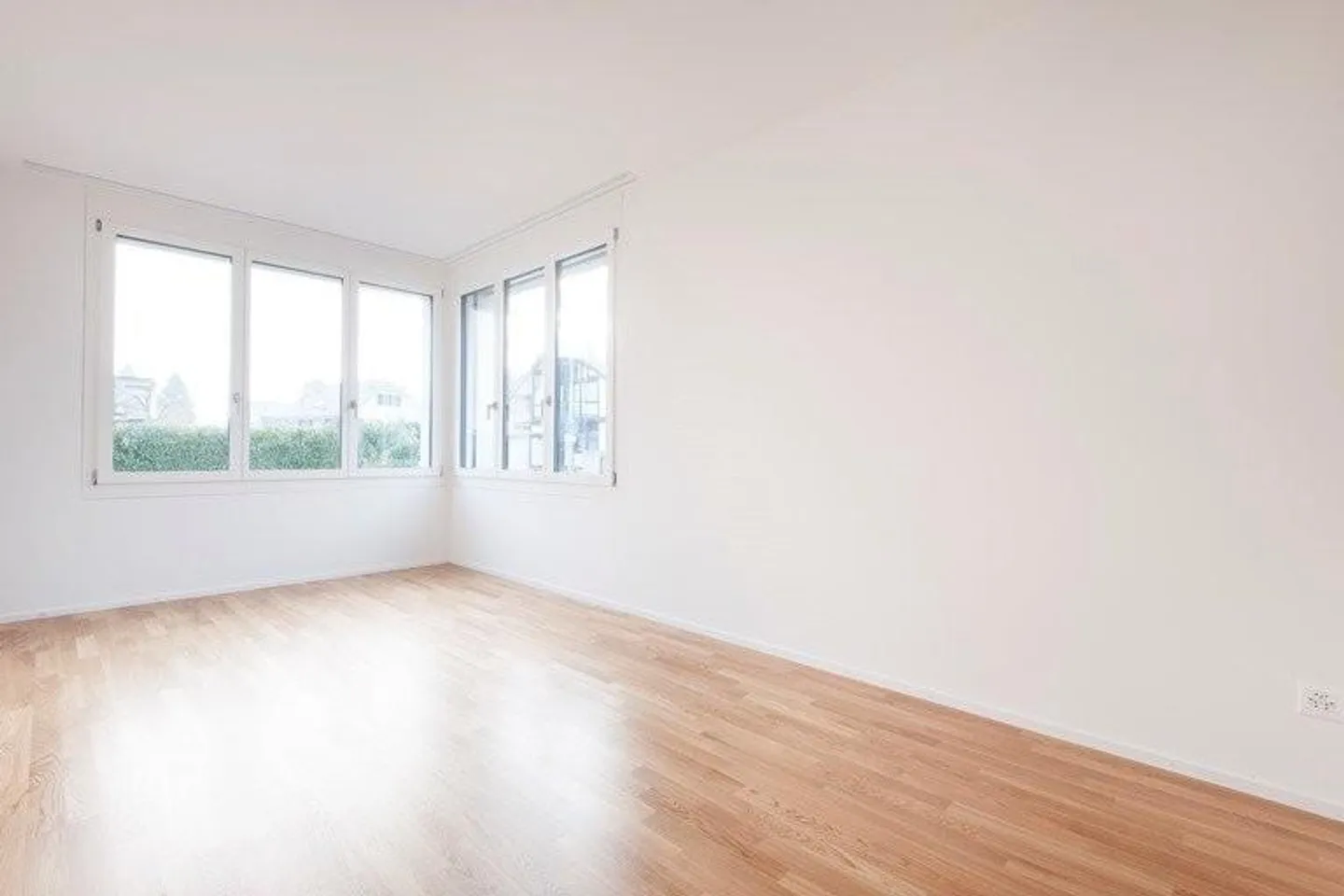Modern apartment with garden seating area - Photo 7 of 10