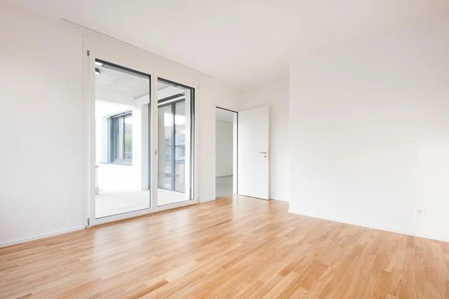 Modern apartment with garden seating area - Photo 9 of 10