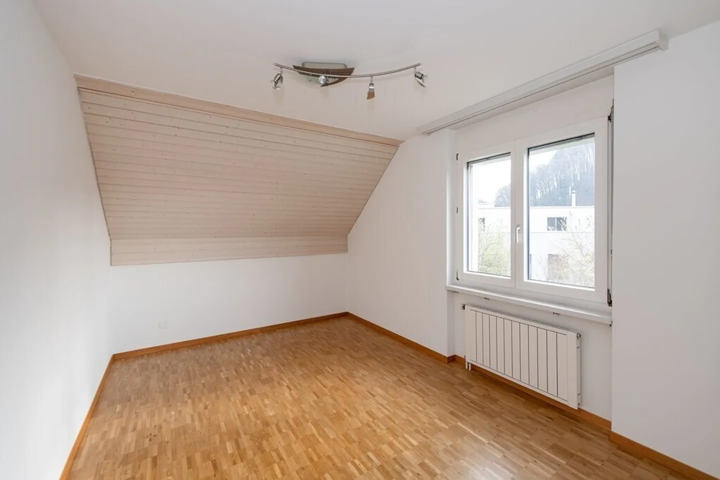 Charmante Dachwohnung mit grossem Balkon und Galerie! - Foto 8 von 9