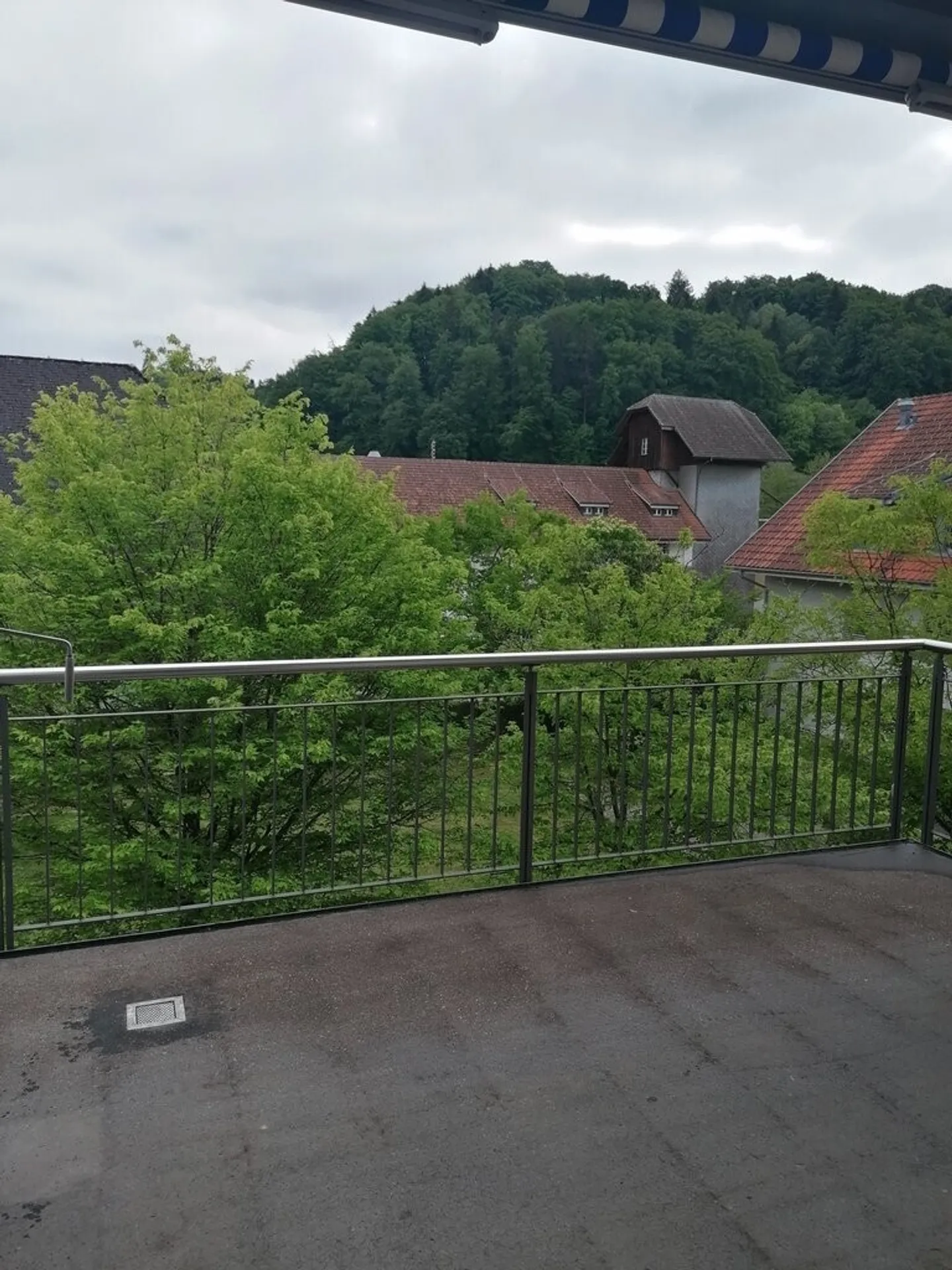 Charmante Dachwohnung mit grossem Balkon und Galerie! - Foto 9 von 9