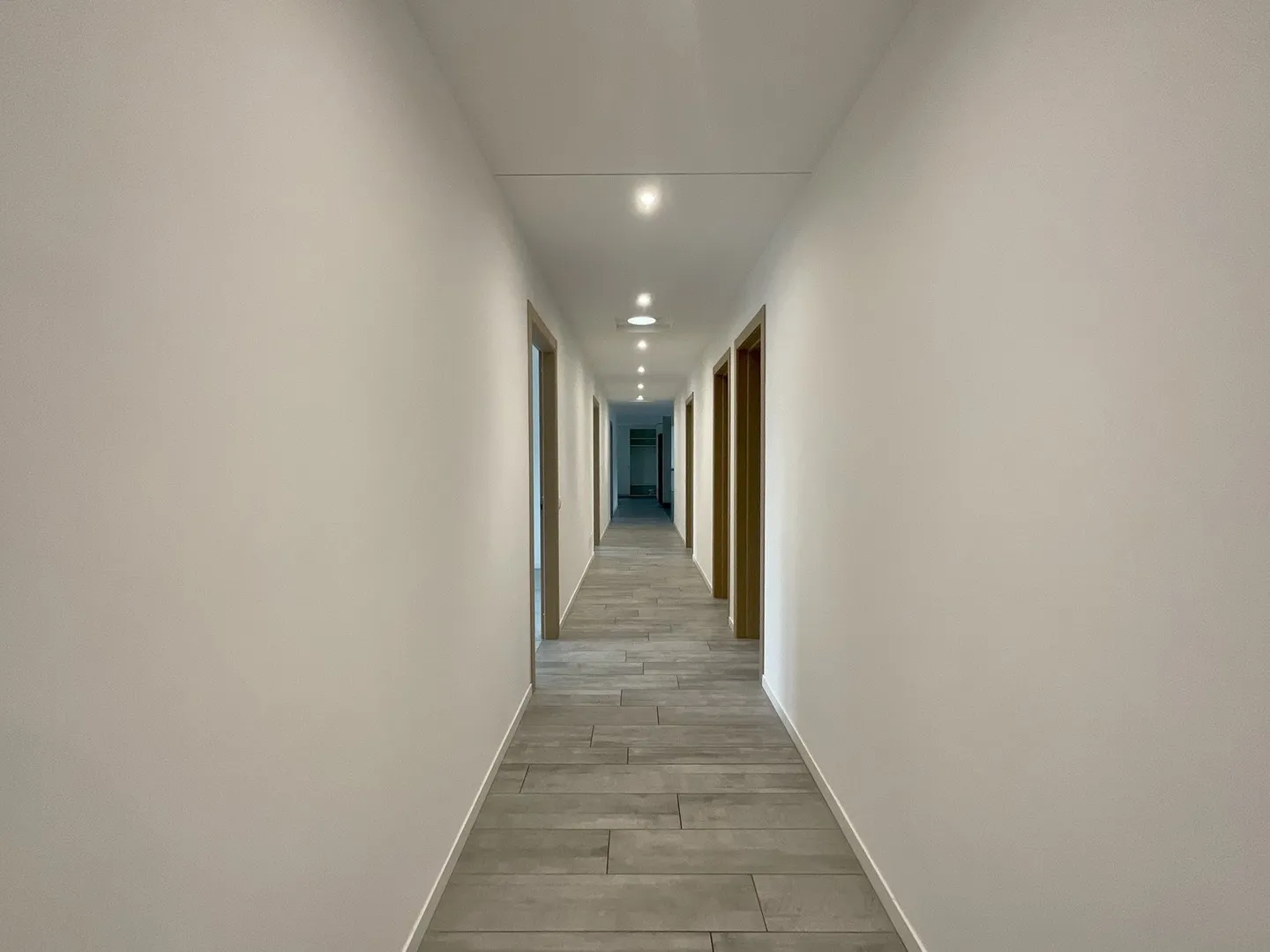 CASLANO - APPARTEMENT SPACIEUX DE 6,5 PIÈCES AVEC PISCINE À VENDRE - Photo 6 sur 13