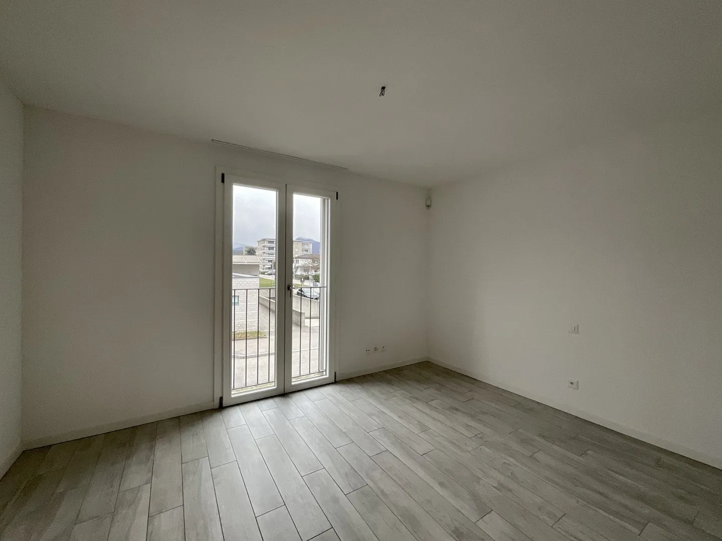 CASLANO - APPARTEMENT SPACIEUX DE 6,5 PIÈCES AVEC PISCINE À VENDRE - Photo 7 sur 13