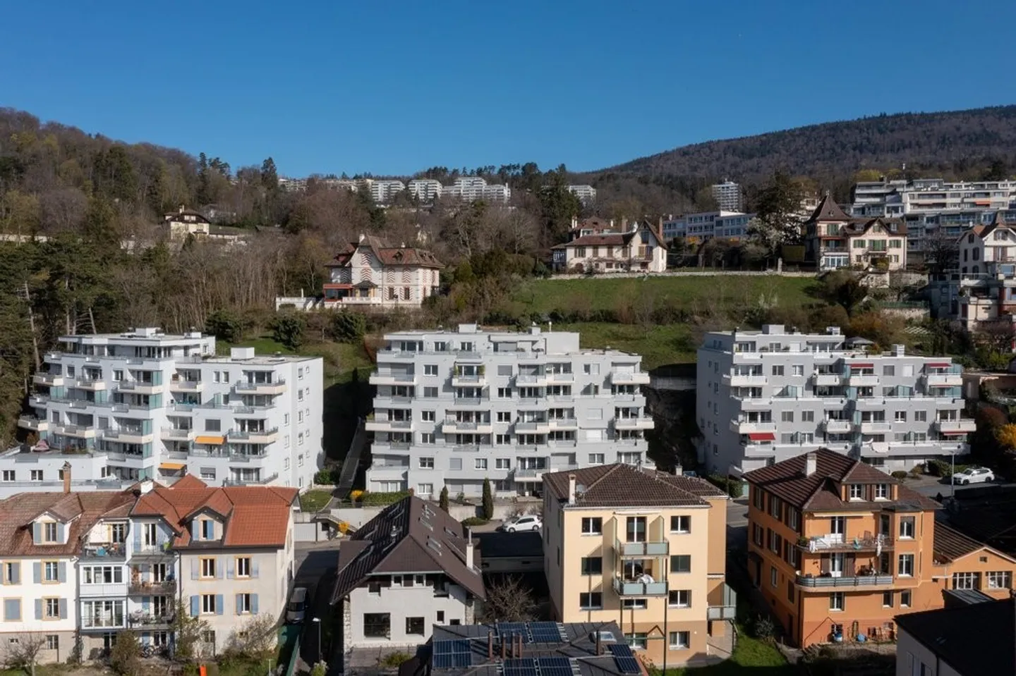 Places de parking sécurisées - Photo 2 sur 2