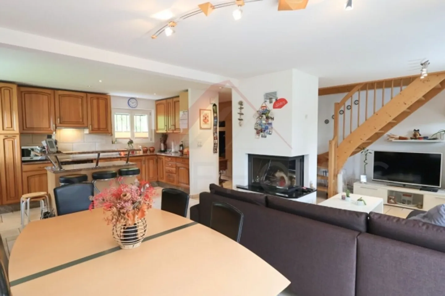 «Moutier - Casa indipendente con 2 appartamenti (2.5 + 4 stanze), ca. 130 m² su 650 m² da abitare e affittare» - Foto 3 di 19