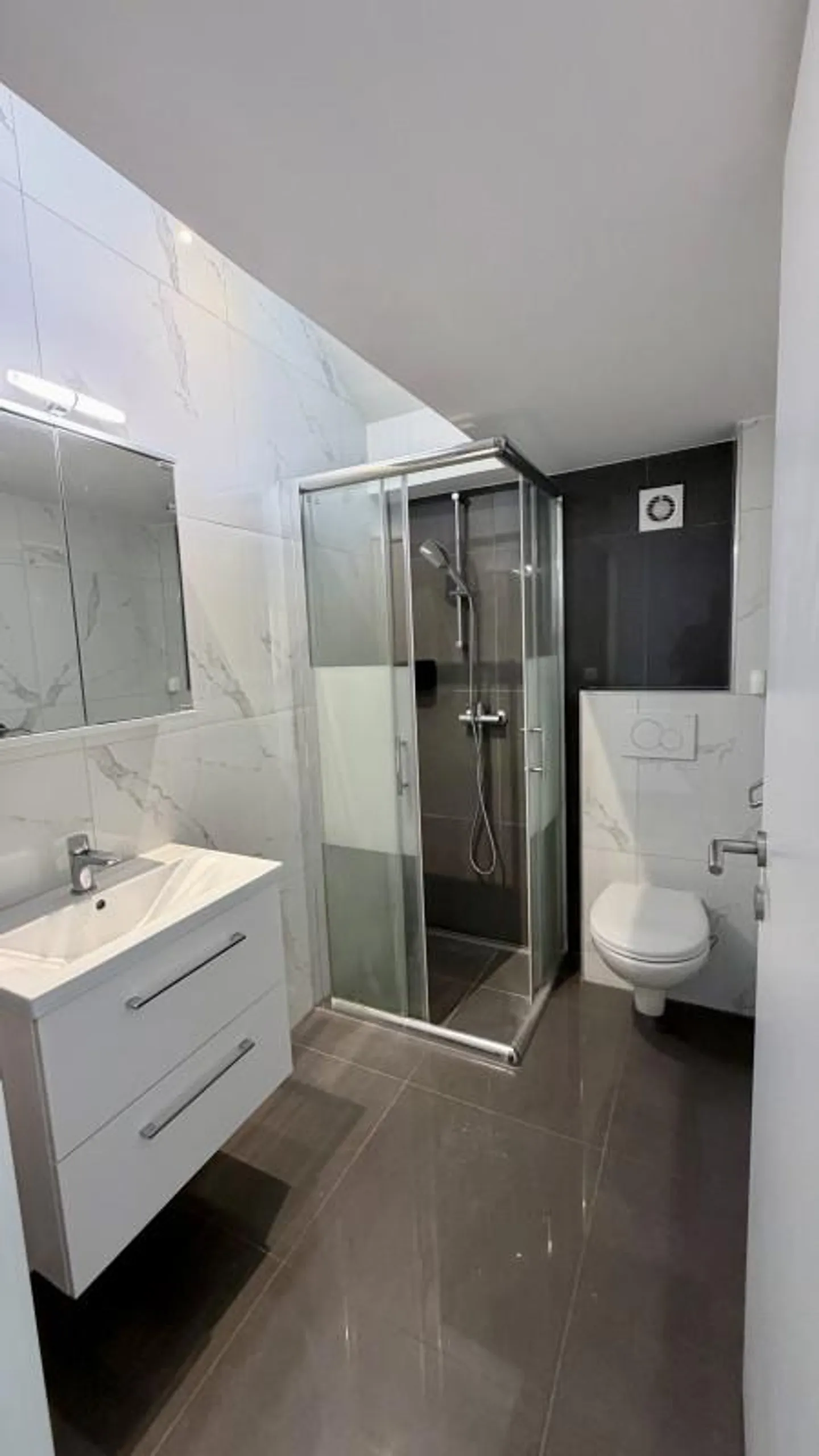 Charming renovated 2-room apartment in the heart of Fribourg - Photo 2 of 8