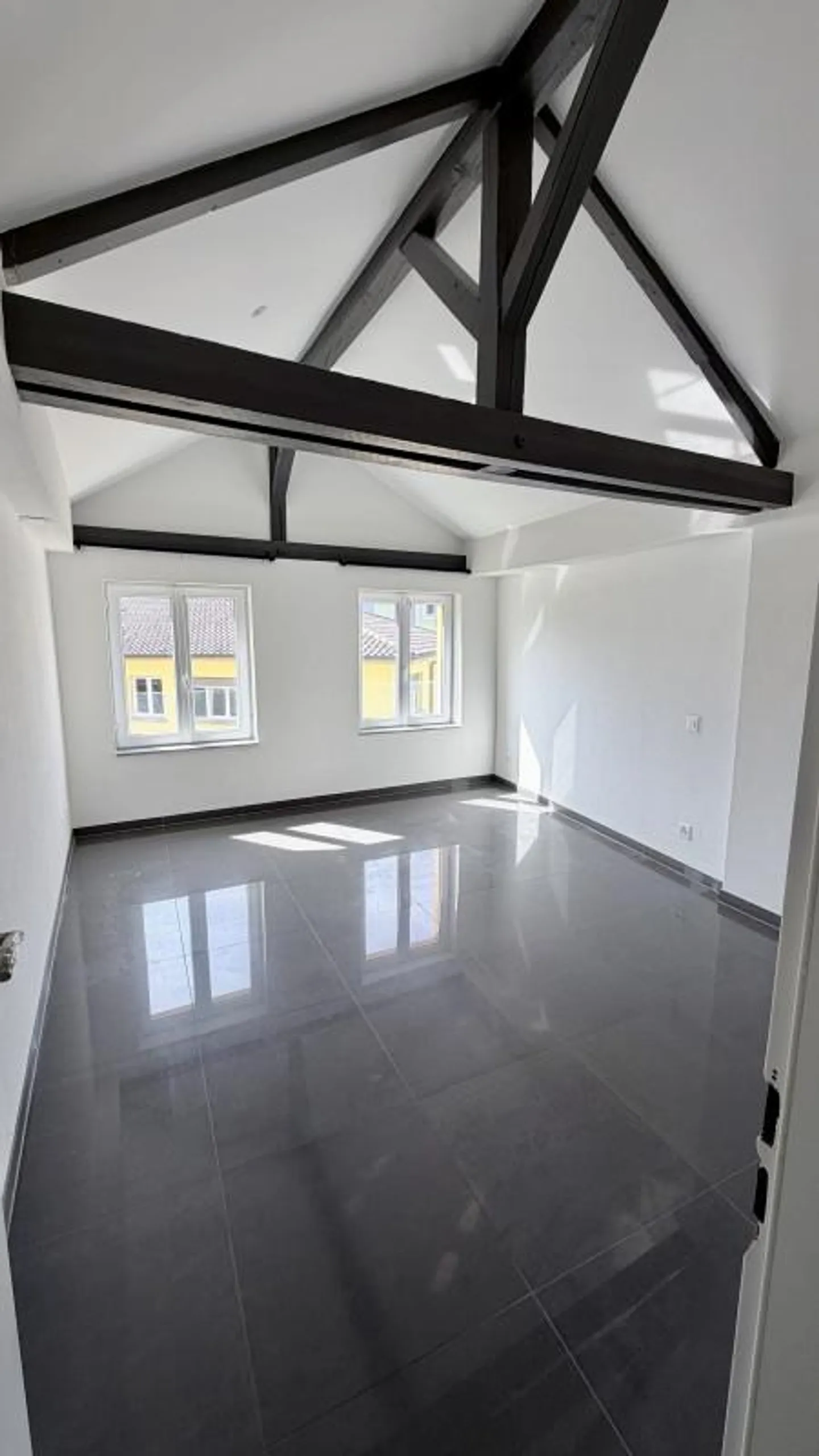 Charming renovated 2-room apartment in the heart of Fribourg - Photo 3 of 8