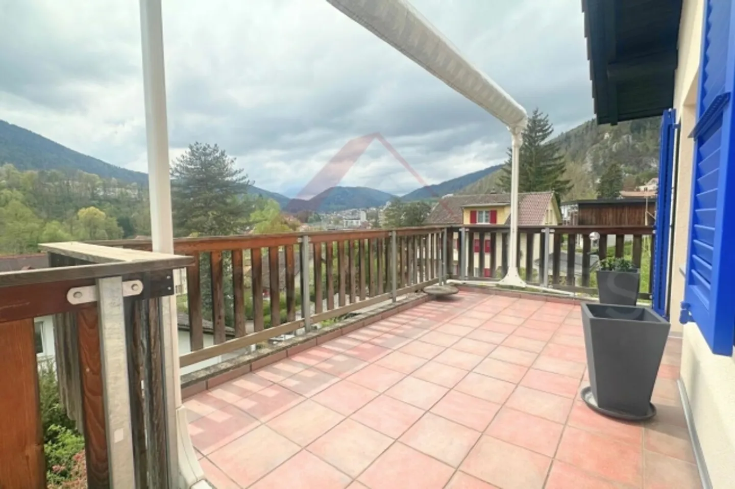 «Moutier - Casa indipendente con 2 appartamenti (2.5 + 4 stanze), ca. 130 m² su 650 m² da abitare e affittare» - Foto 13 di 19