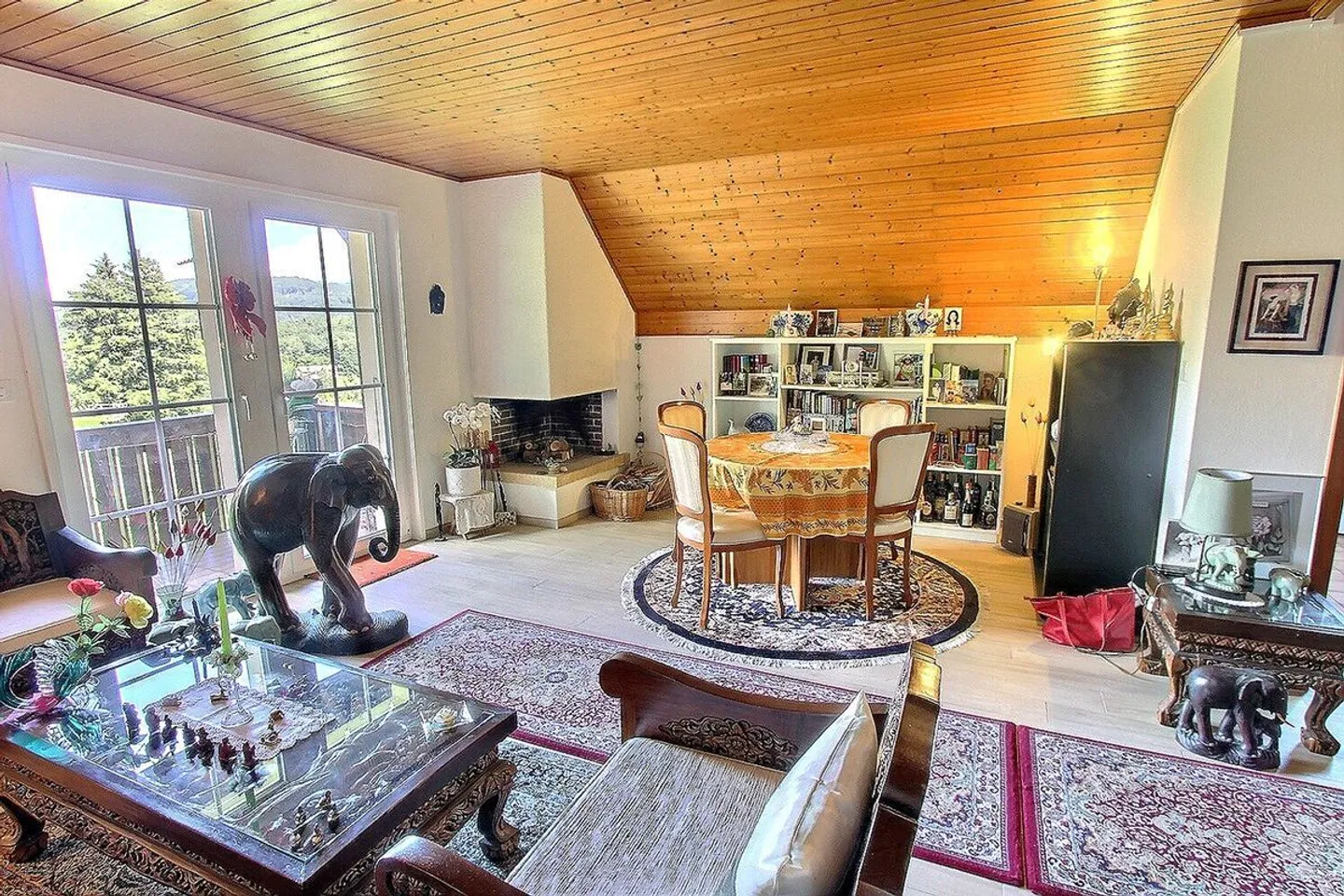 Charming Apartment with Lake View - Photo 3 of 13