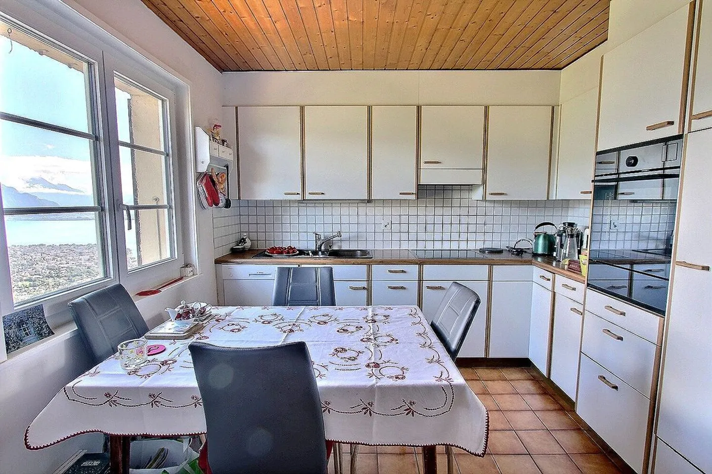 Charming Apartment with Lake View - Photo 6 of 13