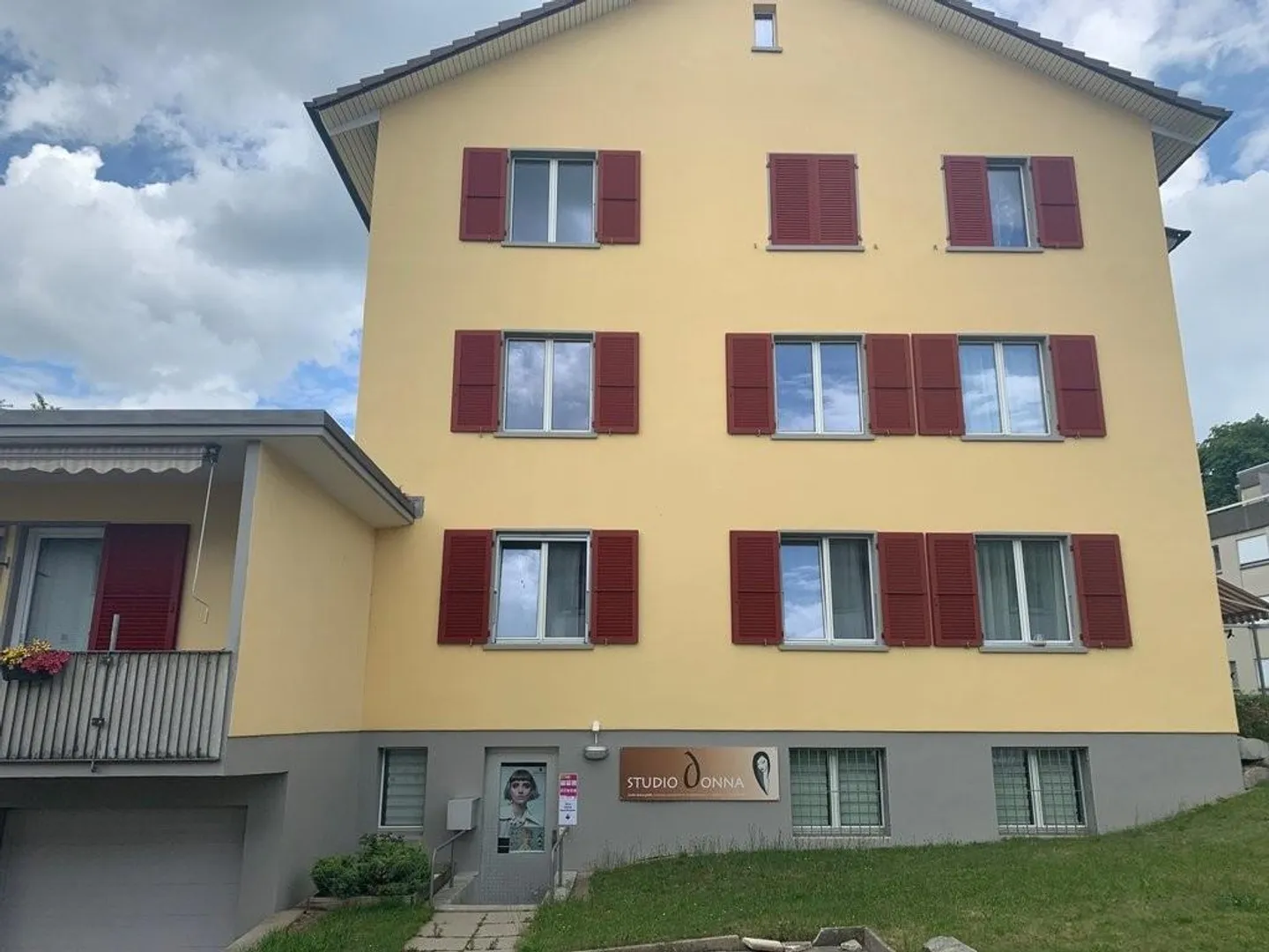 MODERN 1-BEDROOM APARTMENT IN A CENTRAL LOCATION - Photo 1 of 11