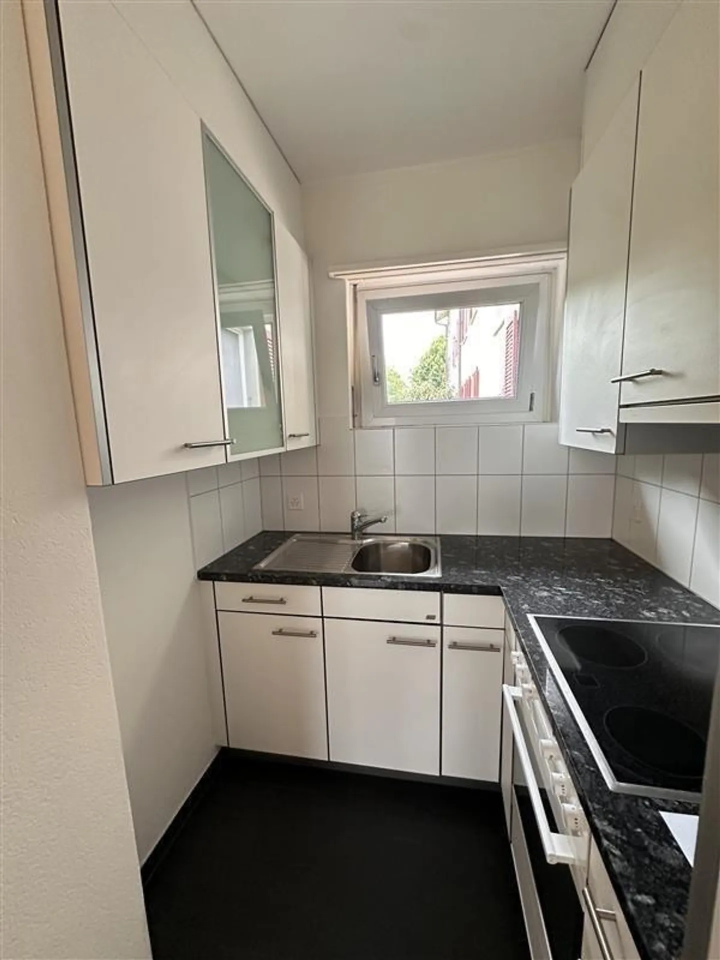 MODERN 1-BEDROOM APARTMENT IN A CENTRAL LOCATION - Photo 4 of 11