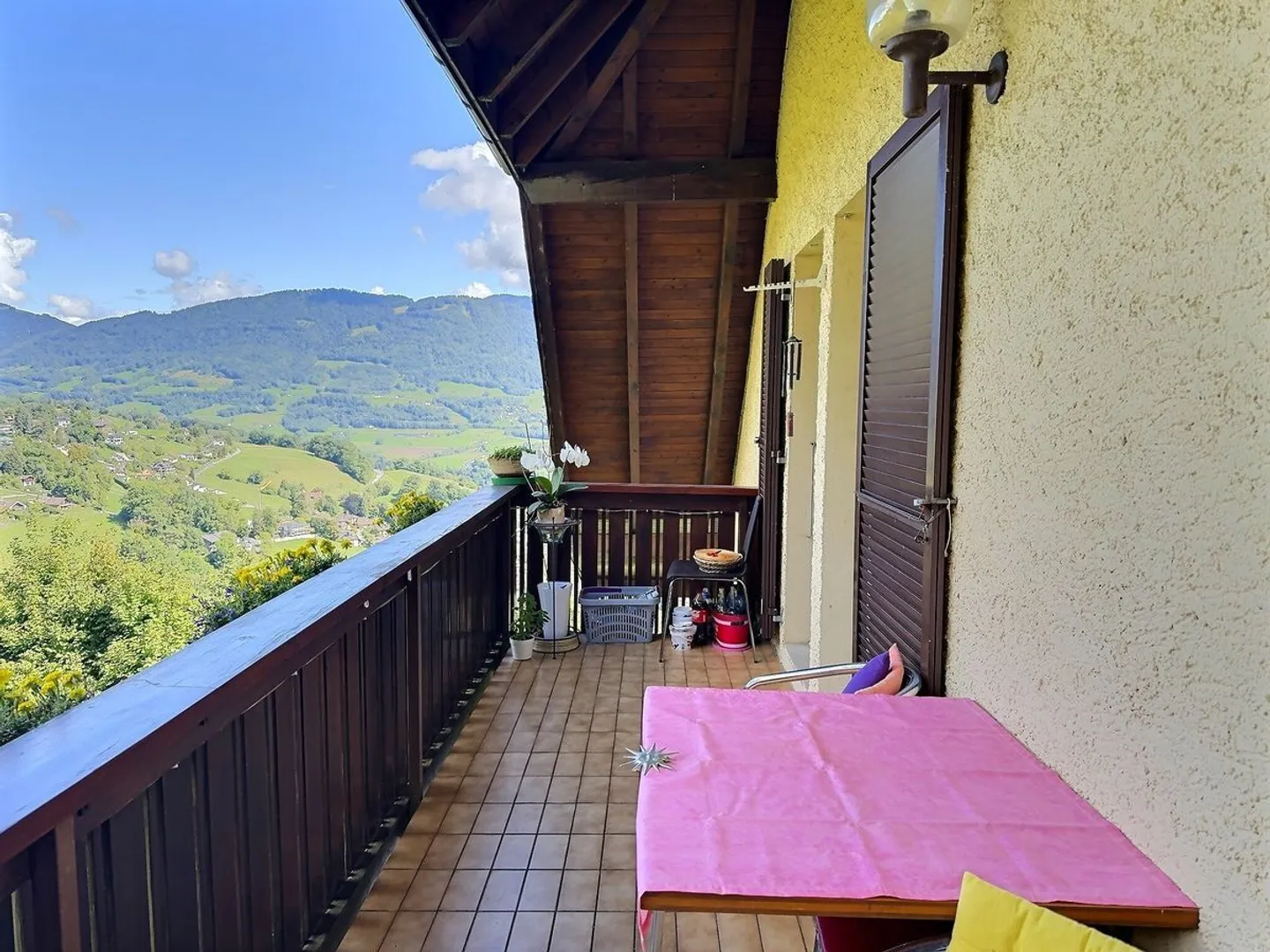 Charming Apartment with Lake View - Photo 12 of 13