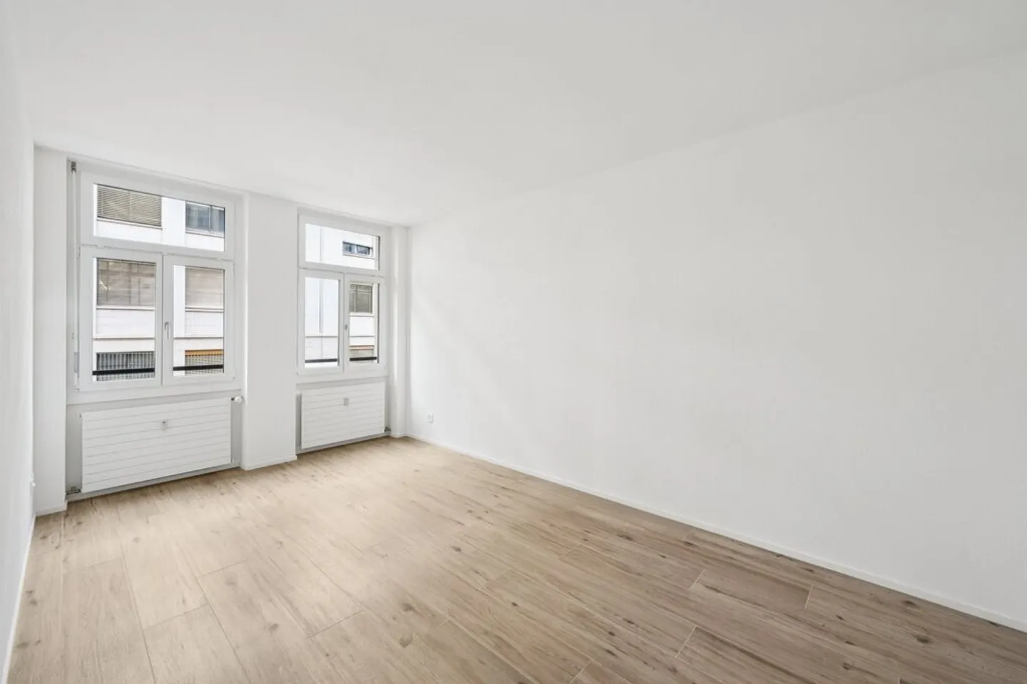 Large and modern apartment in a popular location - Photo 6 of 8