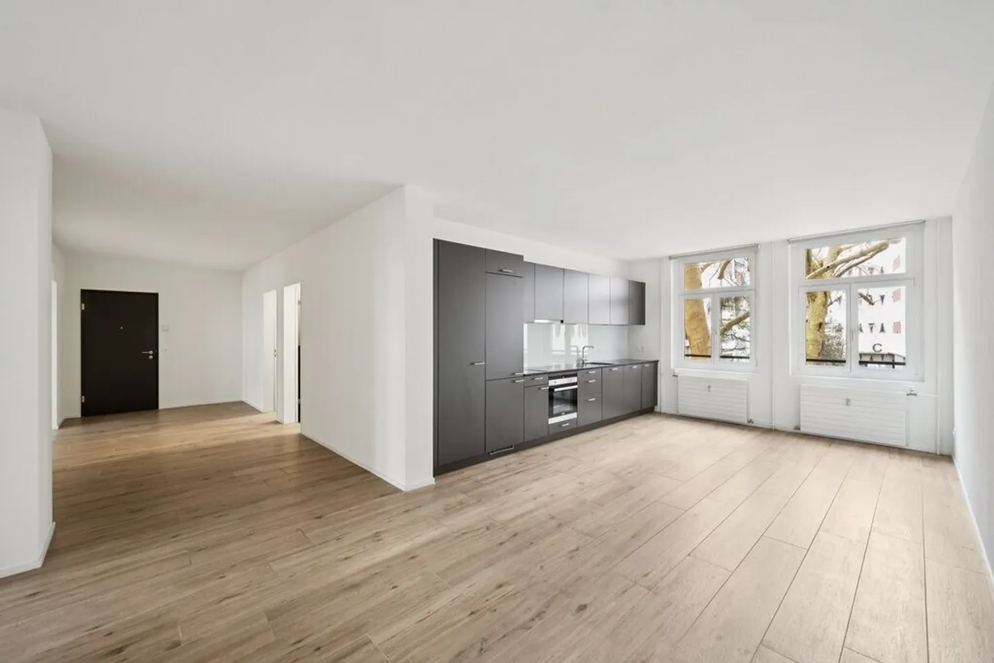 Large and modern apartment in a popular location - Photo 7 of 8