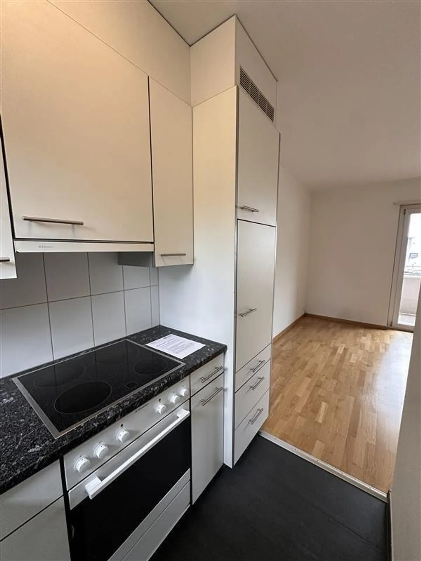 MODERN 1-BEDROOM APARTMENT IN A CENTRAL LOCATION - Photo 5 of 11