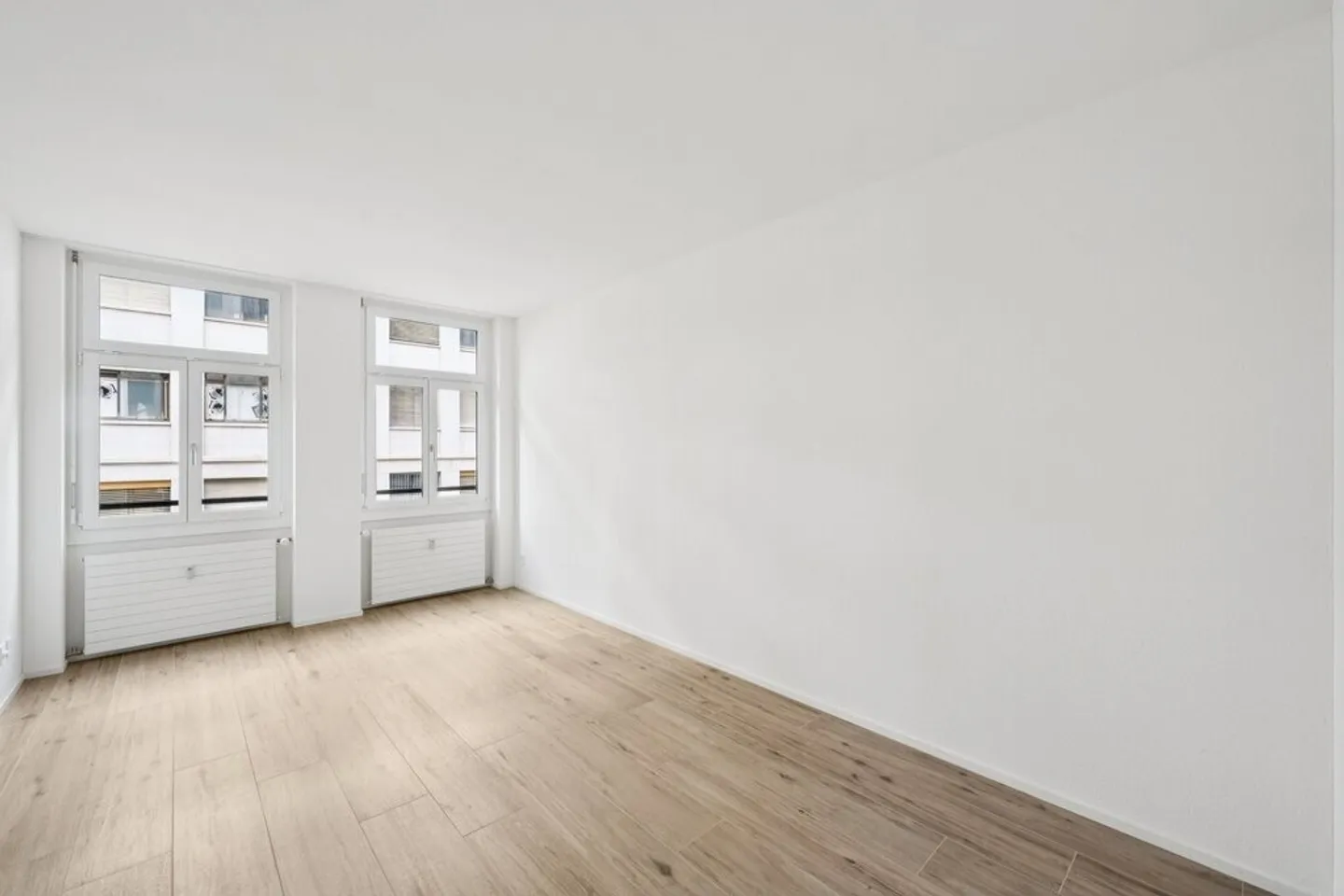 Large and modern apartment in a popular location - Photo 4 of 8