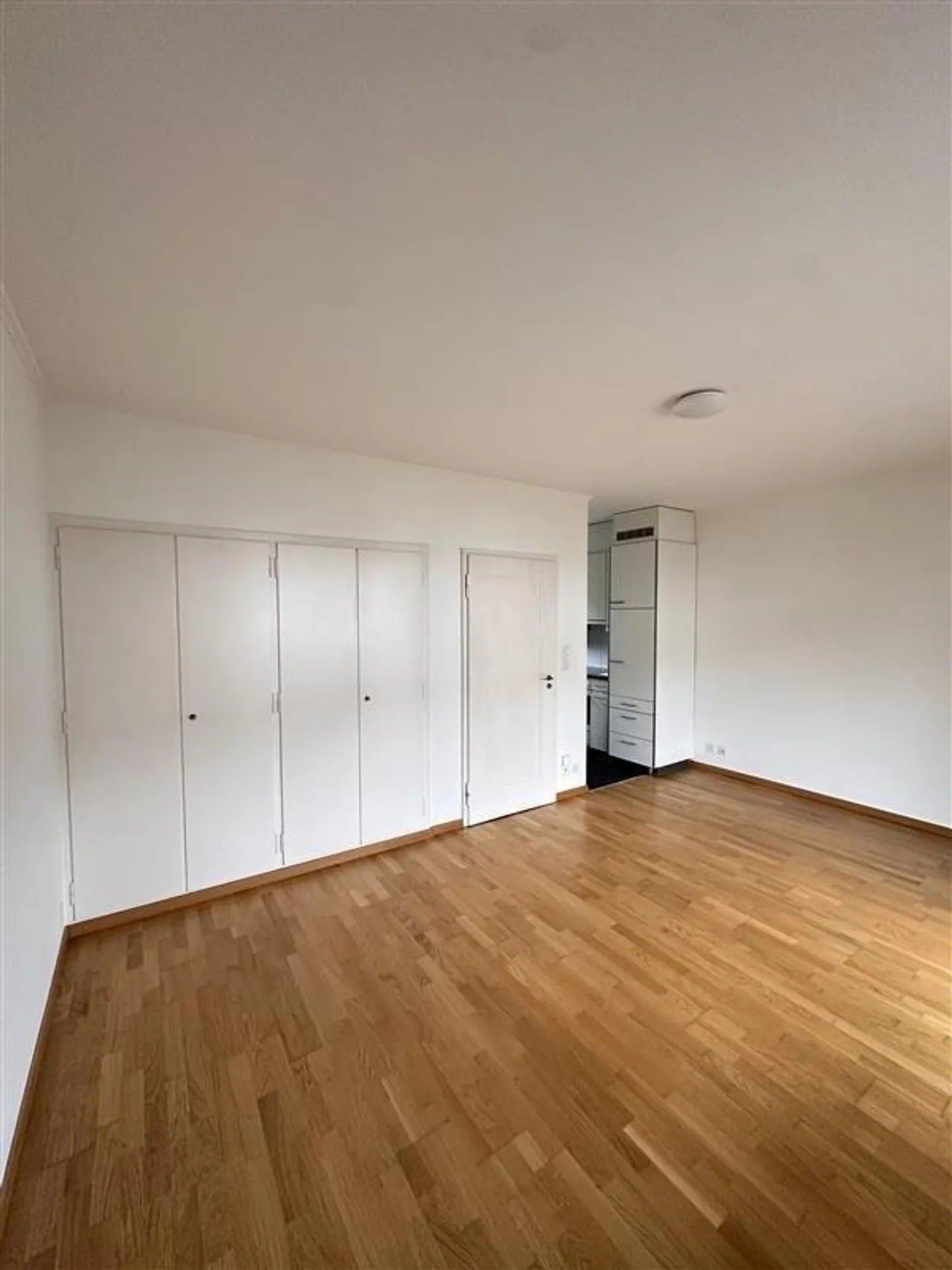 MODERN 1-BEDROOM APARTMENT IN A CENTRAL LOCATION - Photo 7 of 11