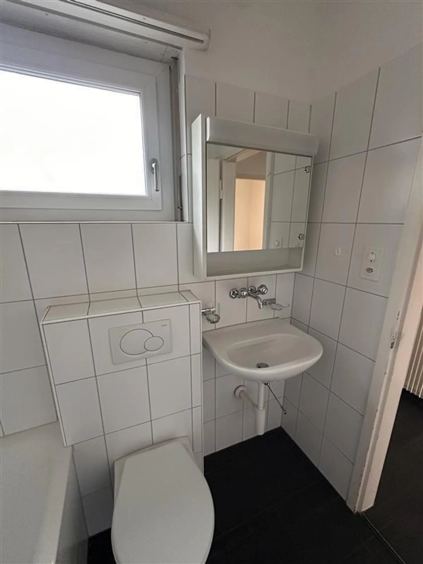 MODERN 1-BEDROOM APARTMENT IN A CENTRAL LOCATION - Photo 9 of 11
