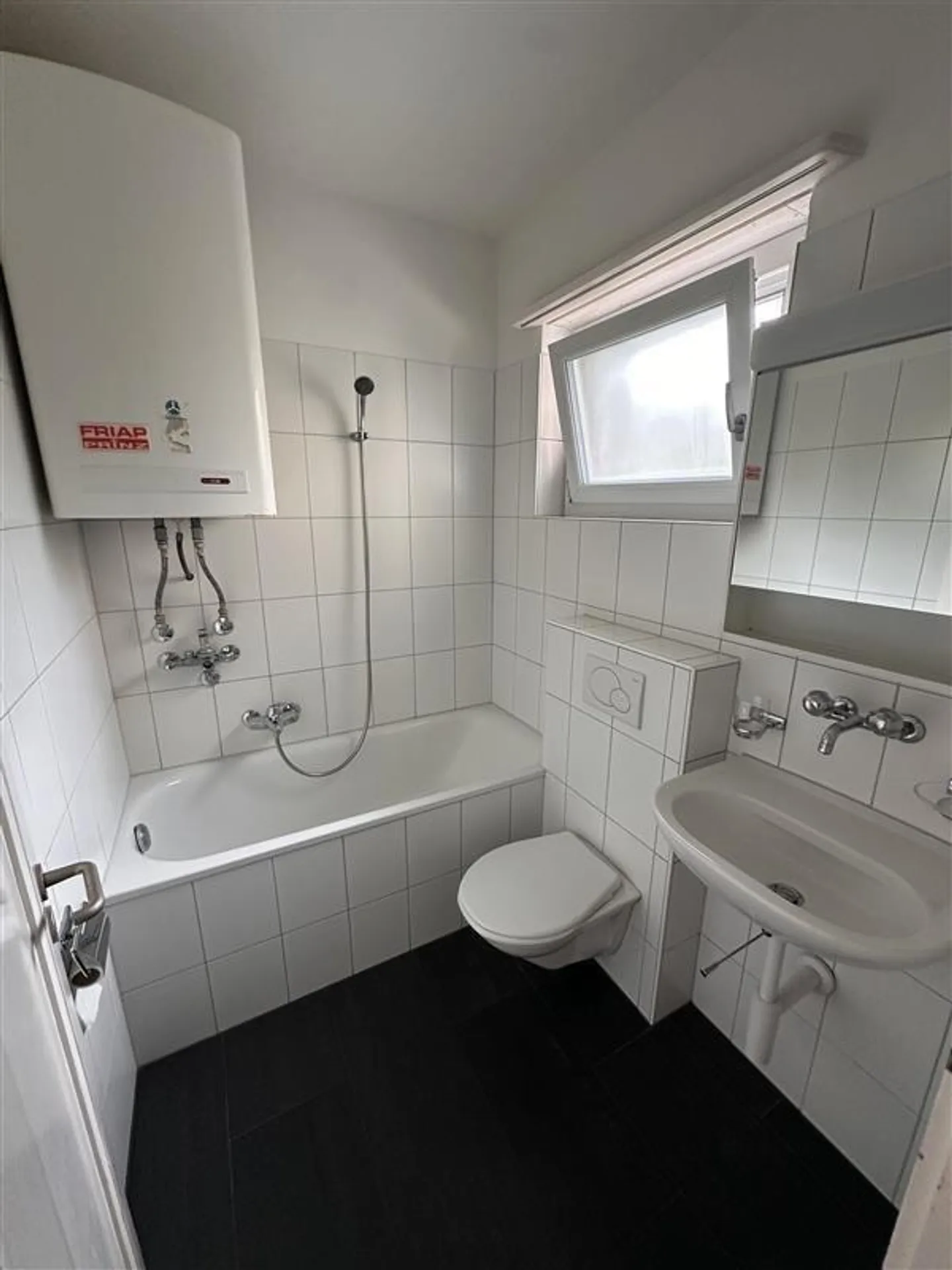 MODERN 1-BEDROOM APARTMENT IN A CENTRAL LOCATION - Photo 10 of 11
