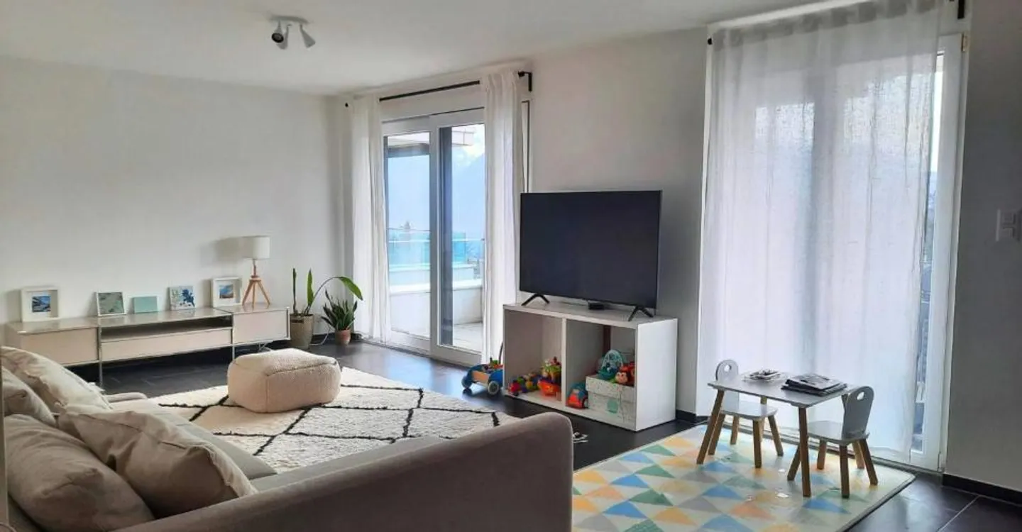 Spacious Apartment with Lake View - Photo 5 of 10