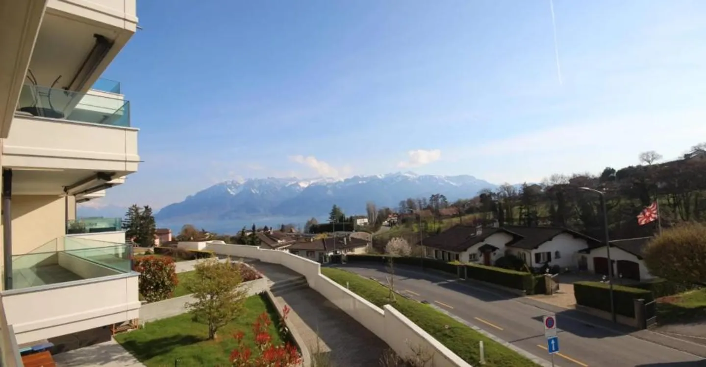 Spacious Apartment with Lake View - Photo 10 of 10