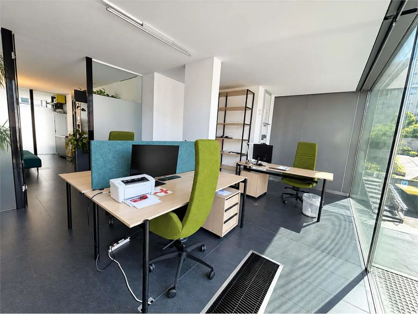 Privates Büro in gemeinsam genutztem professionellem Raum - Foto 1 von 12