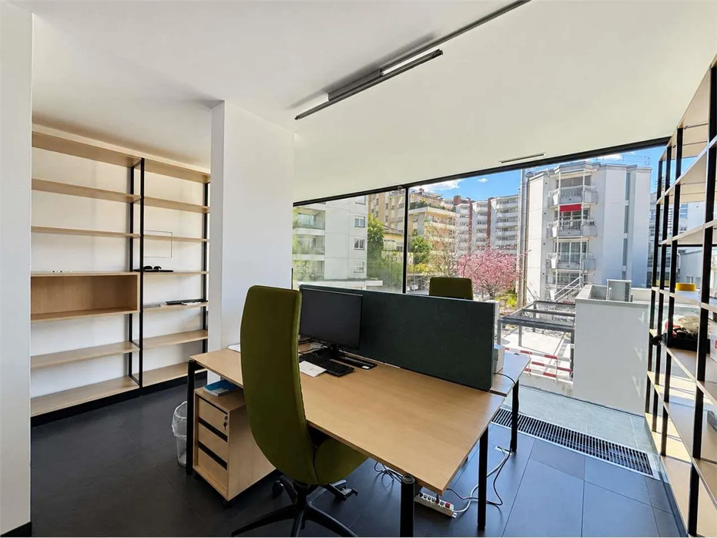 Privates Büro in gemeinsam genutztem professionellem Raum - Foto 2 von 12