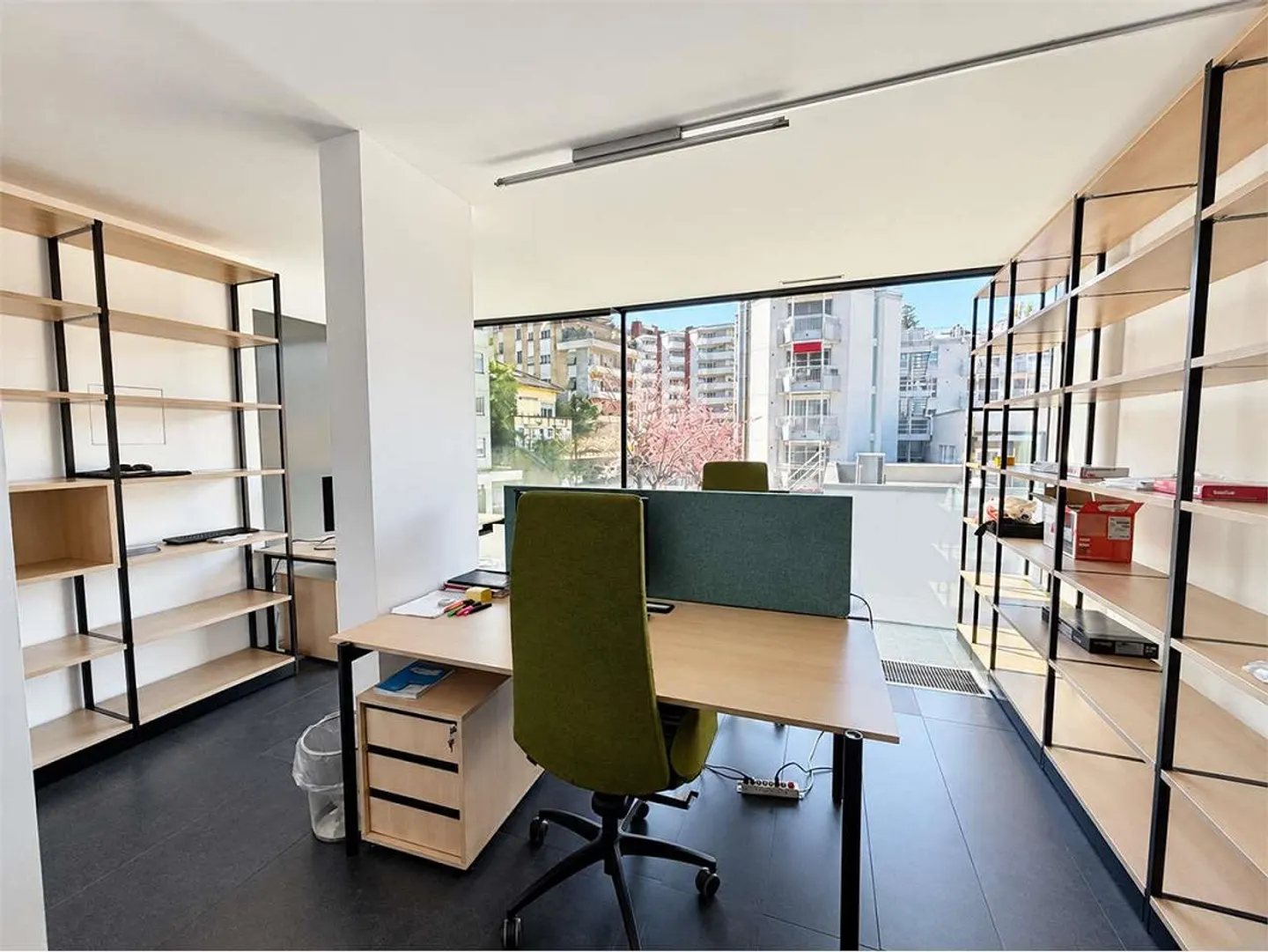 Privates Büro in gemeinsam genutztem professionellem Raum - Foto 7 von 12