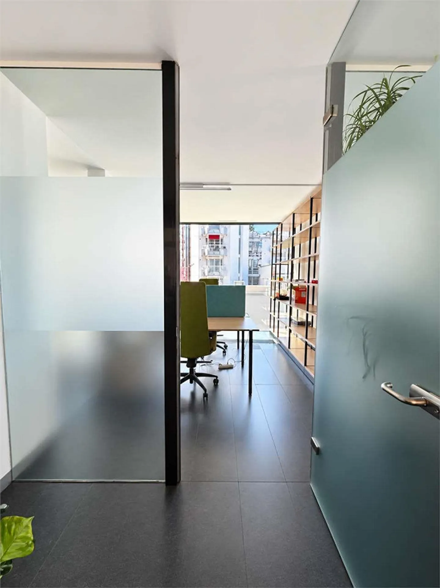 Privates Büro in gemeinsam genutztem professionellem Raum - Foto 8 von 12