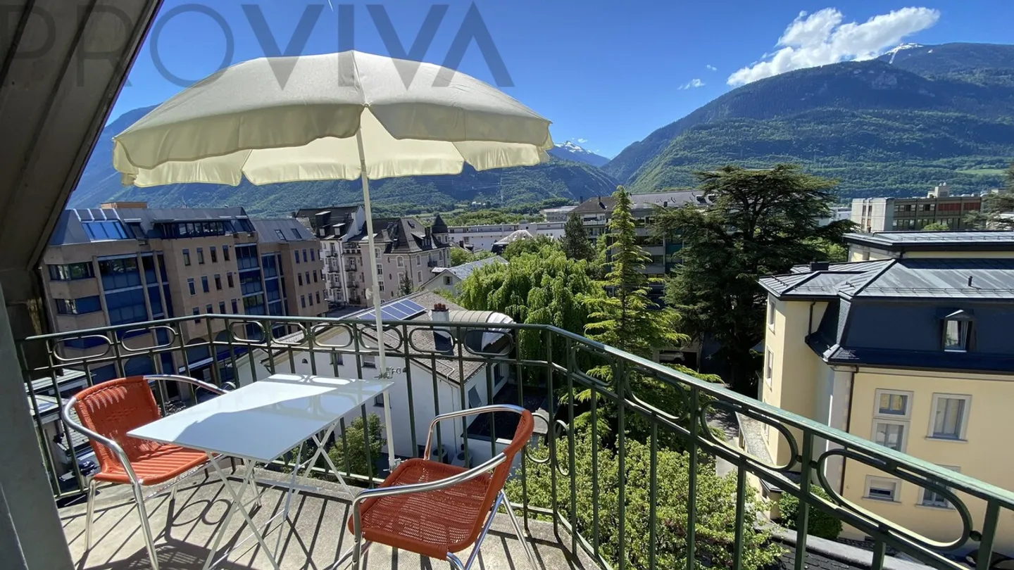 Central & Charming - 3.5-Room Apartment with Balcony in Sierre - Photo 1 of 6