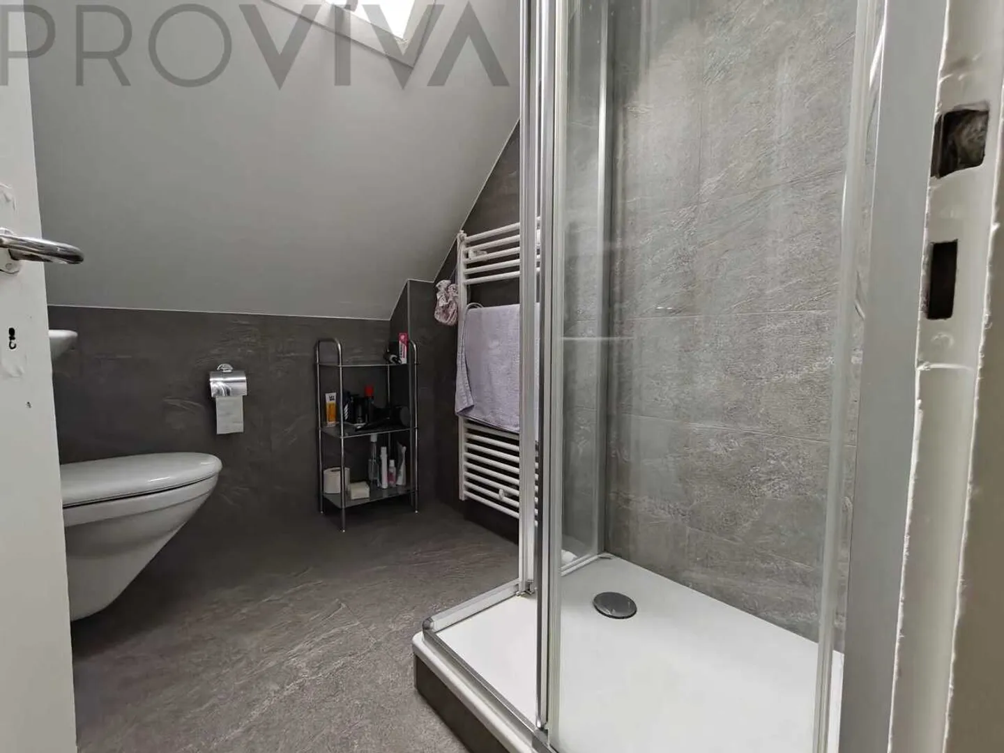 Central & Charming - 3.5-Room Apartment with Balcony in Sierre - Photo 4 of 6