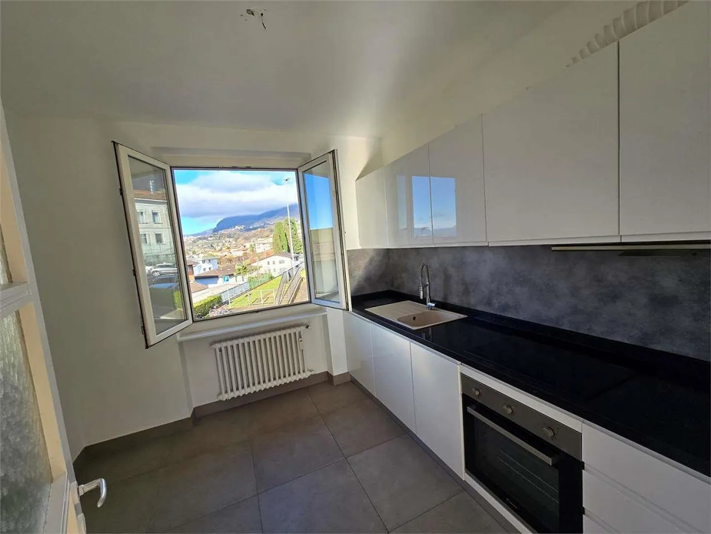 Vacallo - Appartement lumineux de 3 pièces dans un emplacement central avec place de parking incluse - Photo 2 sur 10