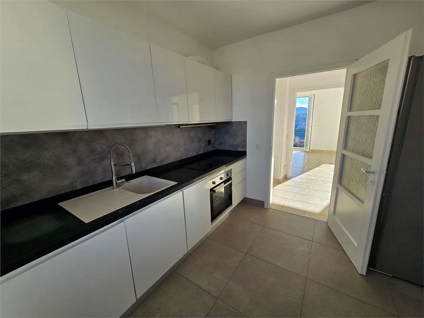 Vacallo - Appartement lumineux de 3 pièces dans un emplacement central avec place de parking incluse - Photo 3 sur 10