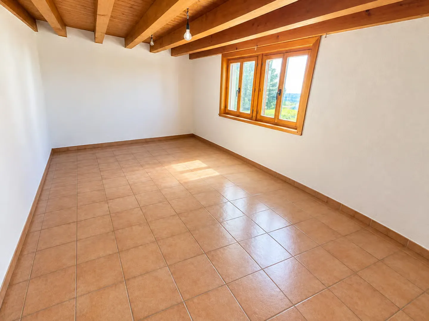 Appartement rénové avec terrasse - Photo 2 sur 10