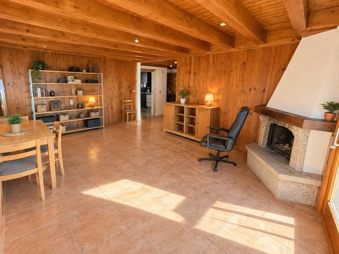 Appartement rénové avec terrasse - Photo 3 sur 10