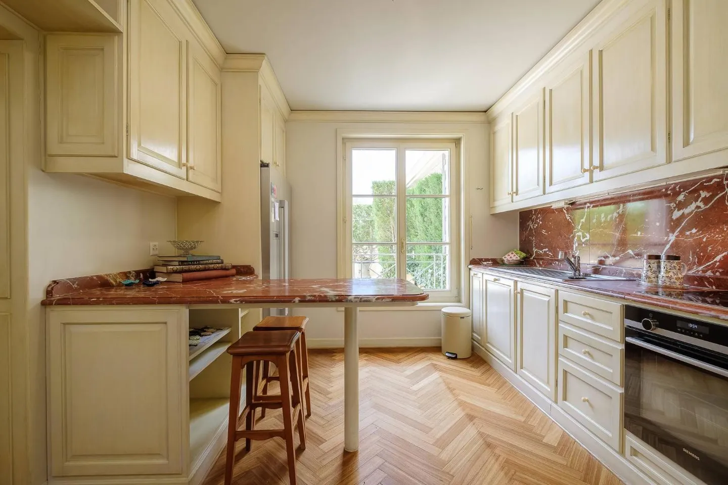 Magnificent 7-room apartment with terrace in an exclusive residence - Photo 3 of 9