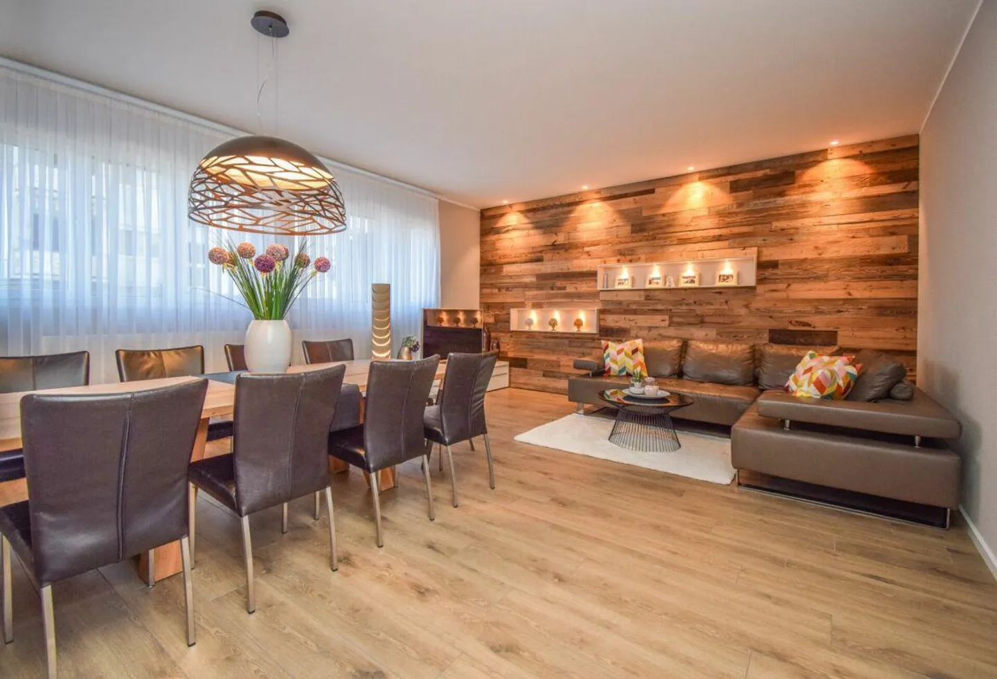 Proprietà residenziale e commerciale (tre unità) in una posizione centrale a... - Foto 2 di 17