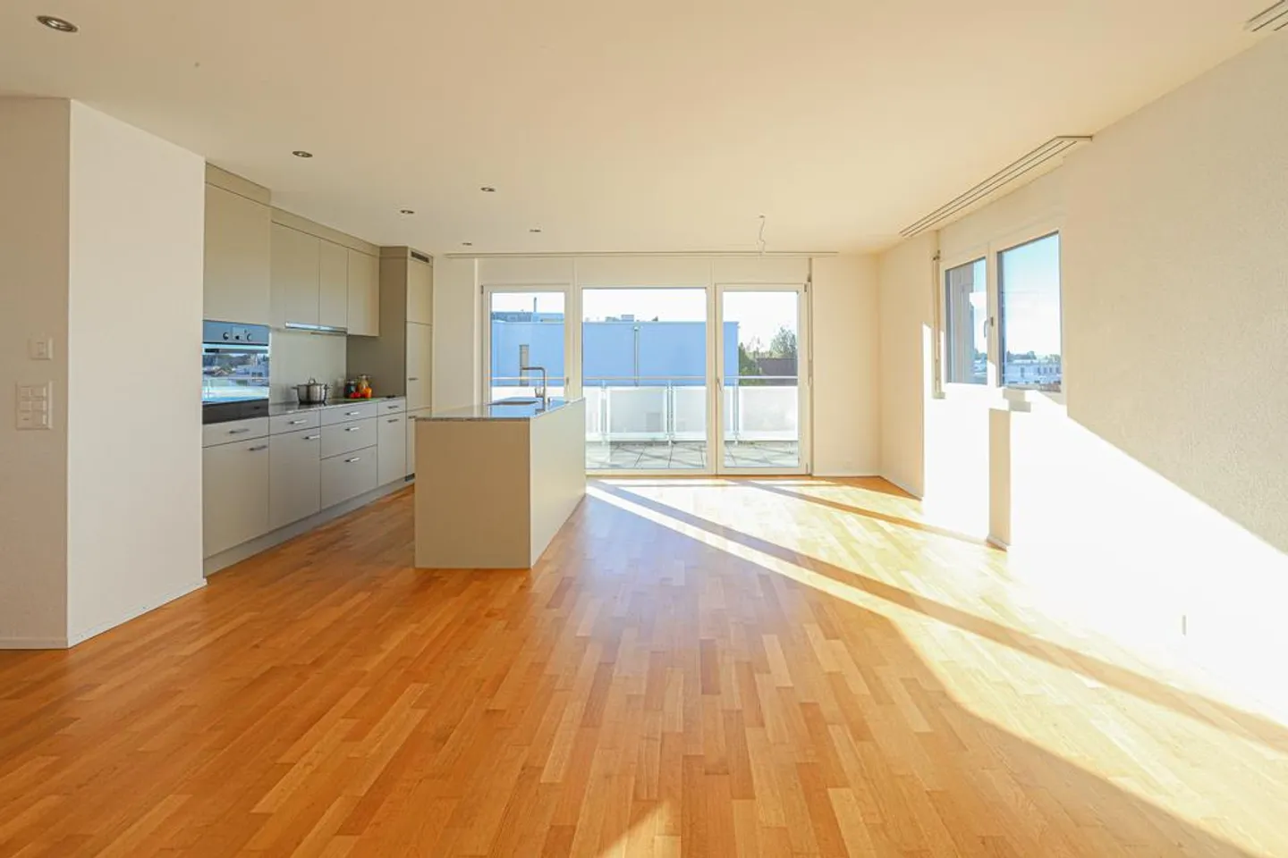 Appartamento attico luminoso con grande terrazza - Foto 1 di 9