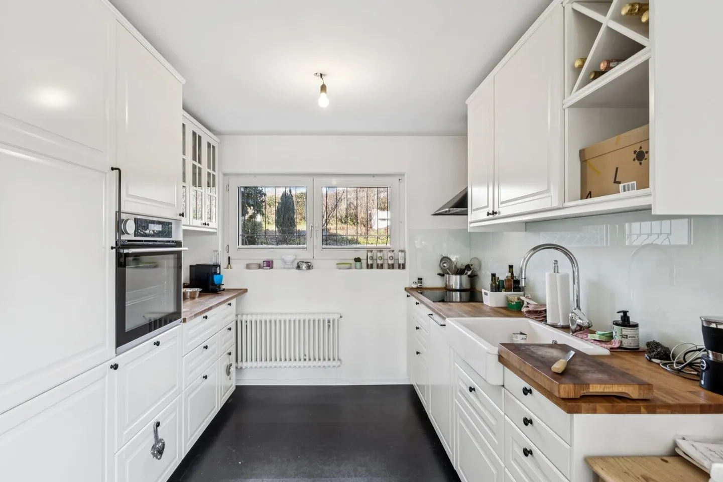 Sunny Family Gem with Conservatory and Idyllic Garden - Photo 4 of 10