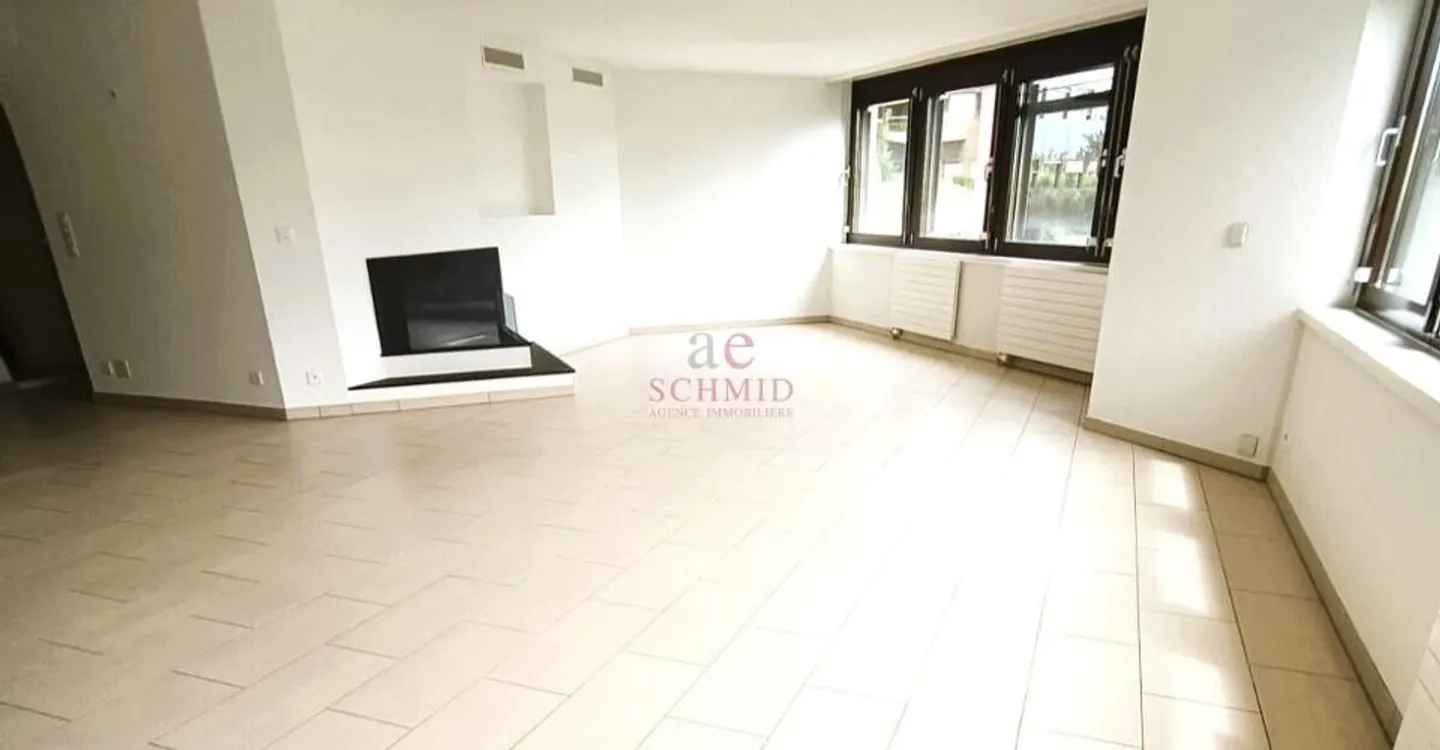 Appartement Magnifique avec Vue Lac - Photo 3 sur 11