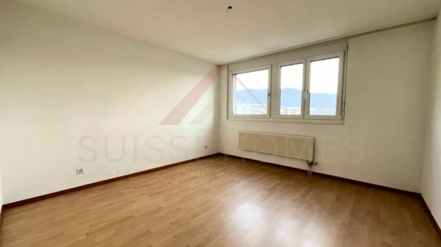 „Delémont - Renovierte 3,5 Zimmer (85 m²) im 5. Stock mit sonniger Terrasse, Panoramablick und Dreifachverglasung 2024“ - Foto 5 von 9