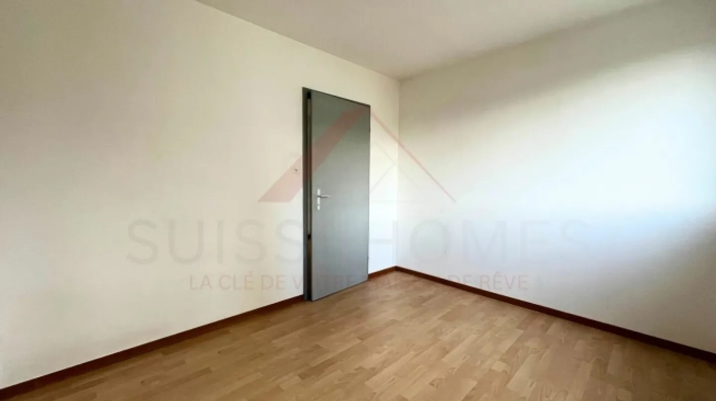 „Delémont - Renovierte 3,5 Zimmer (85 m²) im 5. Stock mit sonniger Terrasse, Panoramablick und Dreifachverglasung 2024“ - Foto 7 von 9
