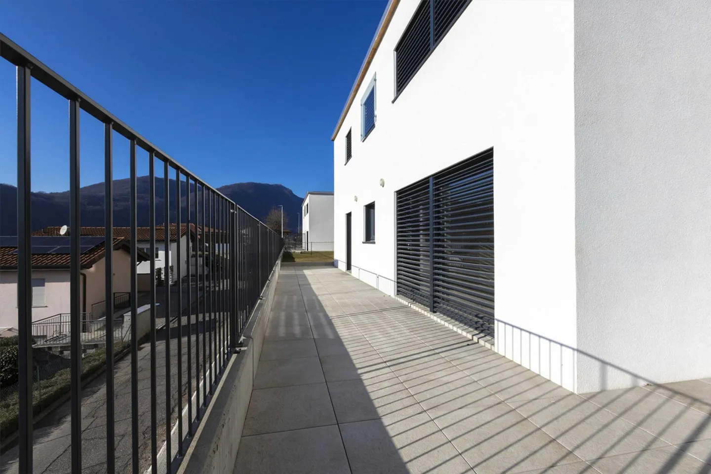 SPACIEUX 5.5 PIÈCES AVEC JARDIN DANS UNE NOUVELLE RÉSIDENCE À MENDRISIO - Photo 2 sur 10