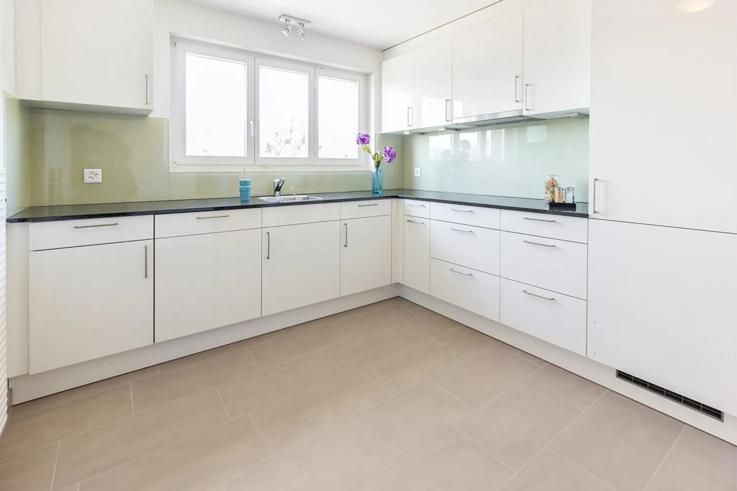 Spacious apartment in a sunny location - Photo 1 of 8