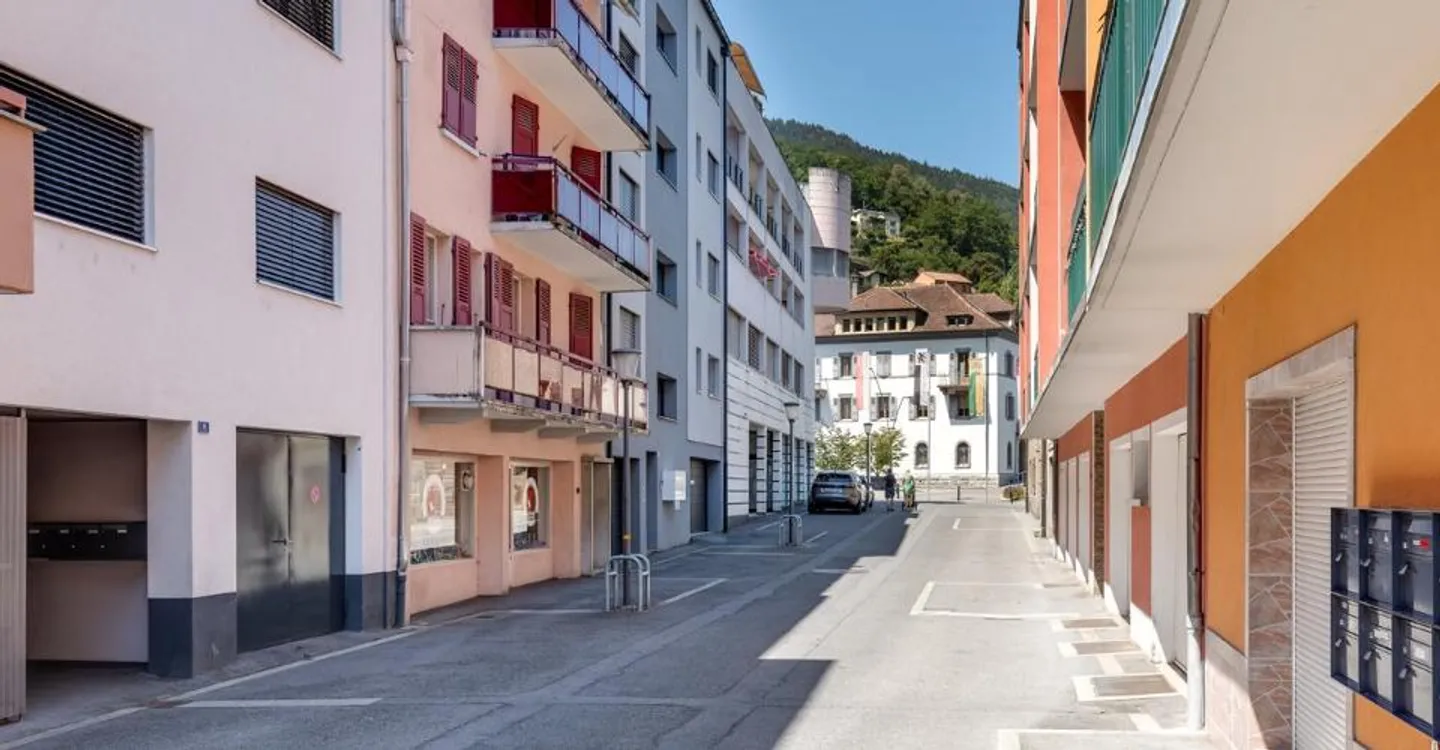 Mixed-use building consisting of a commercial space and 4 apartments in the city center of Monthey - Photo 1 of 13