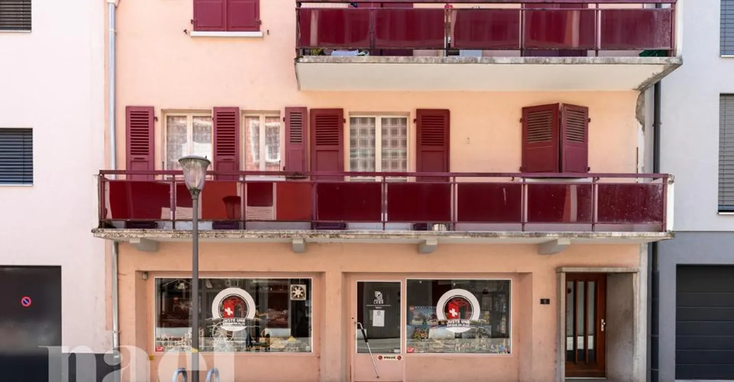 Mixed-use building consisting of a commercial space and 4 apartments in the city center of Monthey - Photo 3 of 13