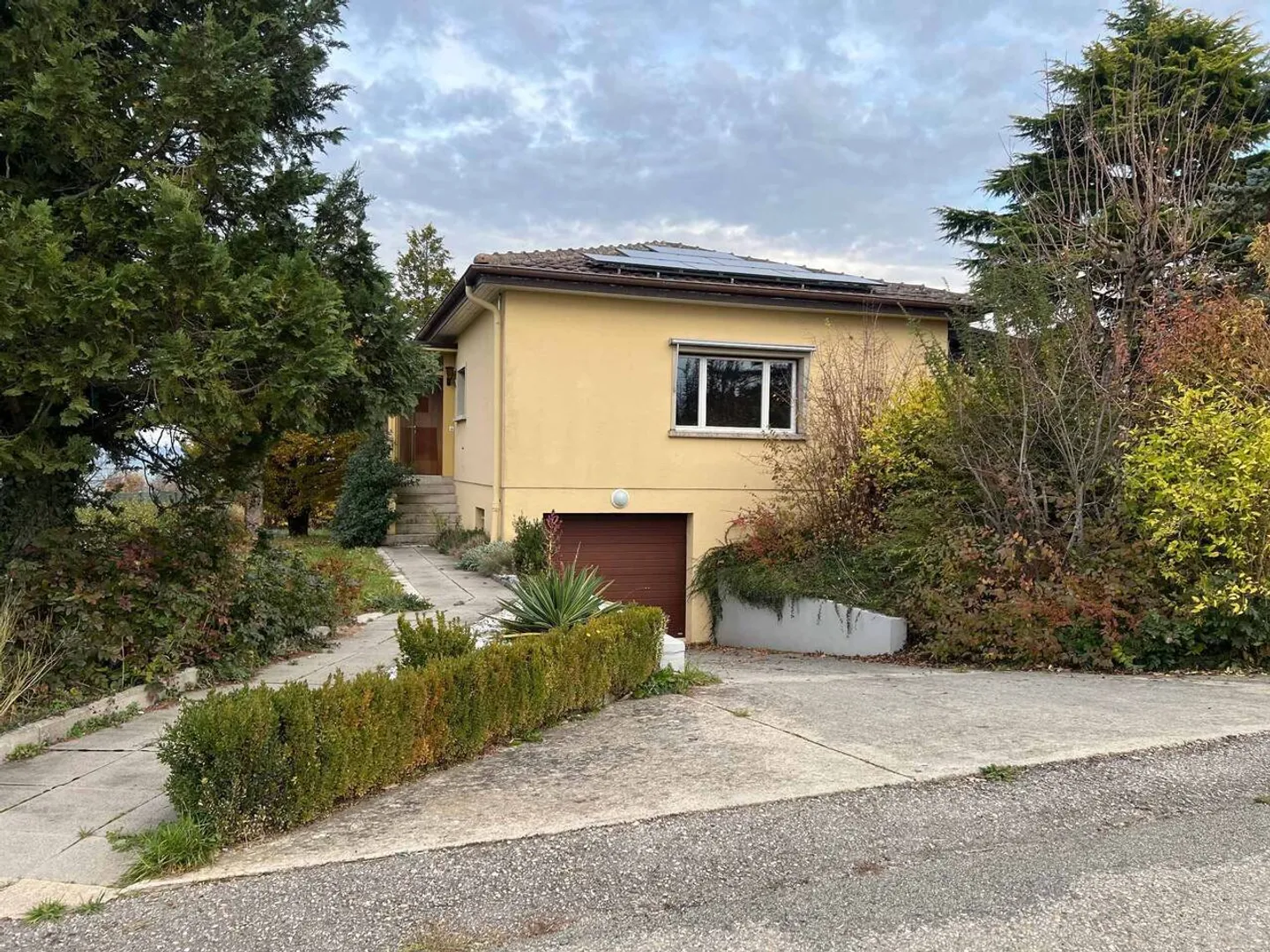 Magnifique villa individuelle de 5½ avec vue dégagée, grand jardin verdoyant et places de parc - Photo 2 sur 12