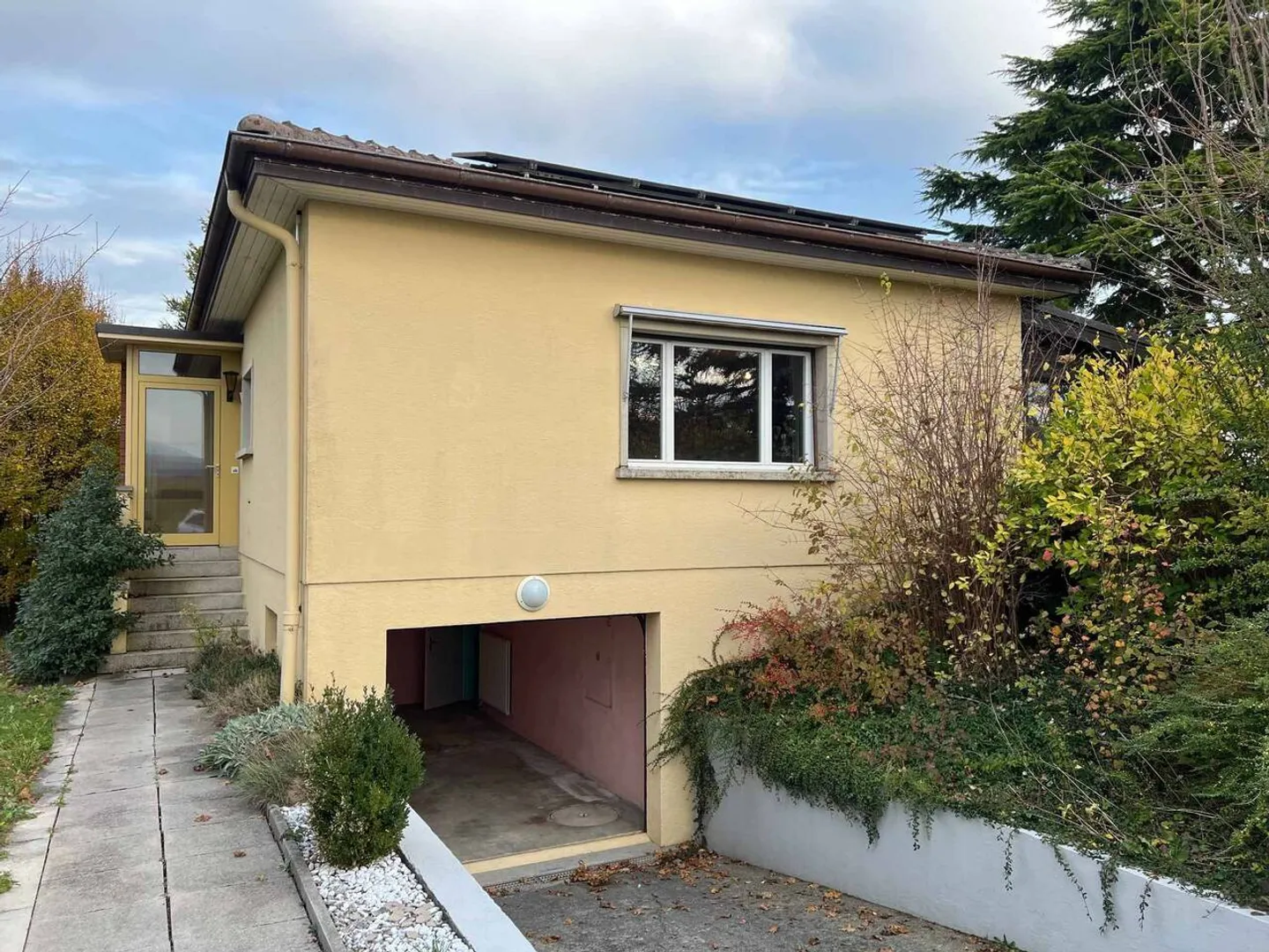 Magnifique villa individuelle de 5½ avec vue dégagée, grand jardin verdoyant et places de parc - Photo 3 sur 12