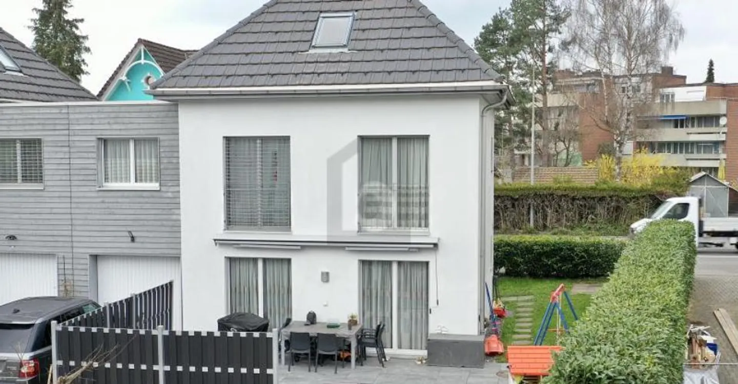 FAMILIENFREUNDLICH MIT CHARME IN ZENTRALER LAGE - Photo 1 sur 5